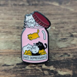Emaille Pin "Anti Depressants" – Katzen im Glas | Niedlicher Anstecker